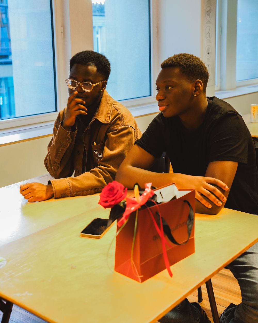 Invités autour d'une table pendant la launch party