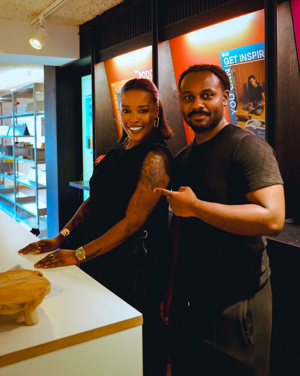 Deux invités pendant la launch party