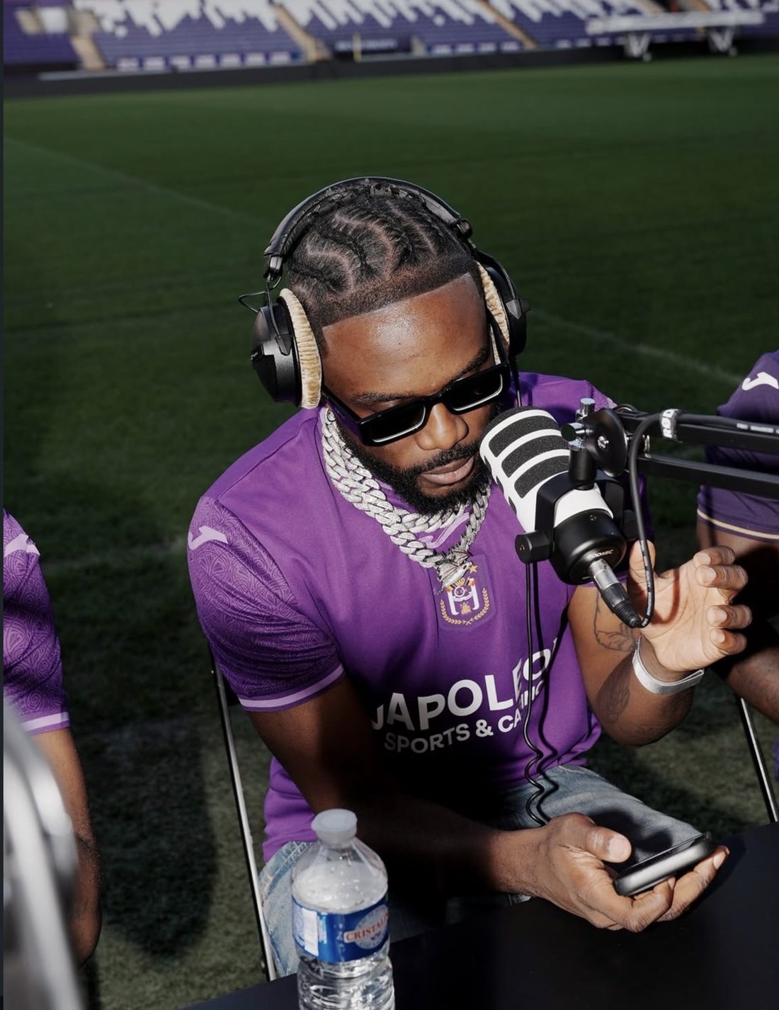 Gutti en interview podcast au stade