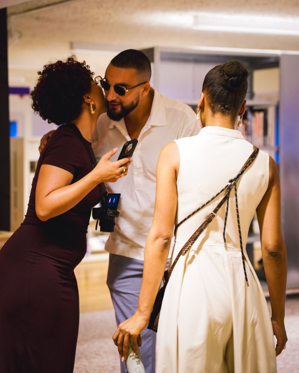 Échanges entre invités pendant la soirée